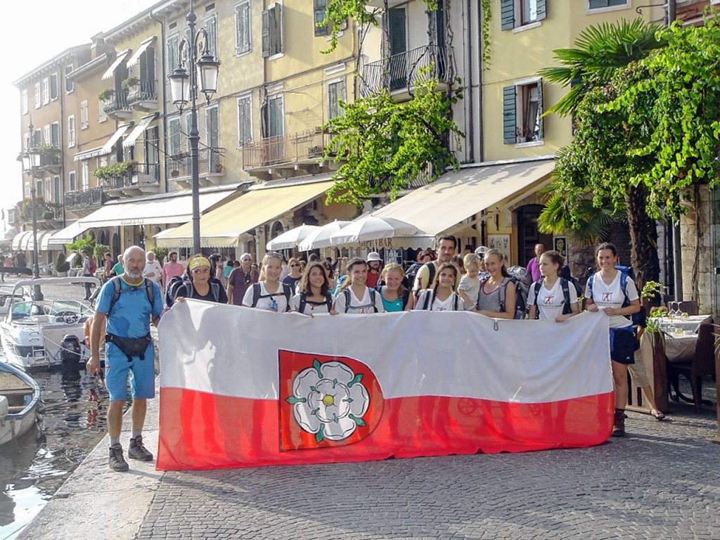 Die Alpenüberquererinnen der Mädchenrealschule und ihr Bergführer Peter Birle wurden in Lazise jubelnd empfangen.