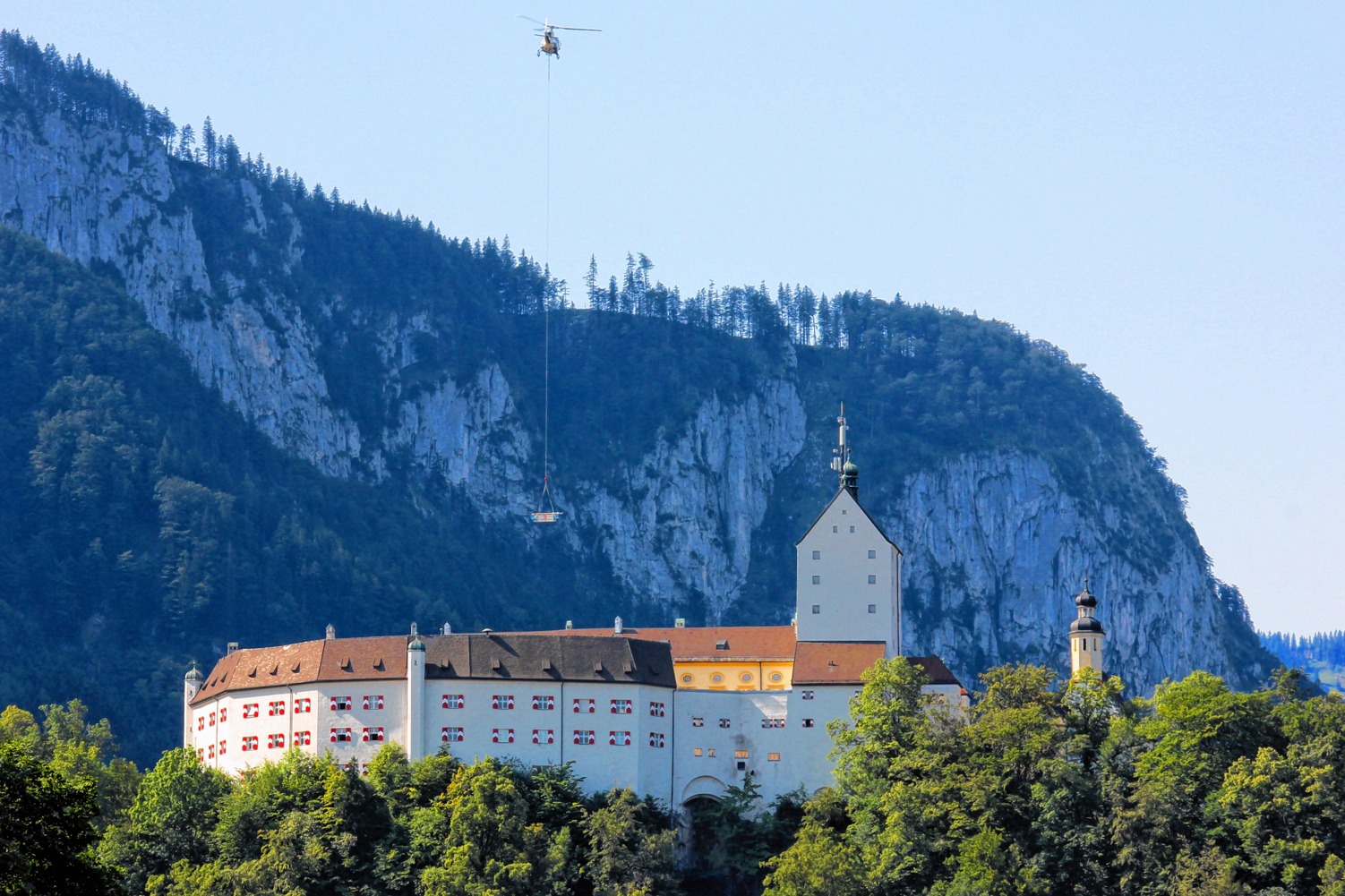 Schloss Hohenaschau zieht eine neue Naturtapete auf