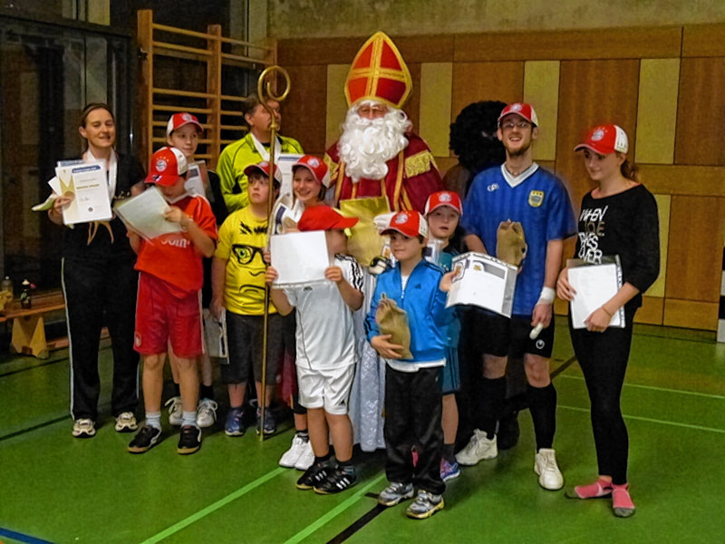 Die jungen Sportler freuten sich riesig über den Besuch vom EMFV-Nikolaus und seinem Krampus.