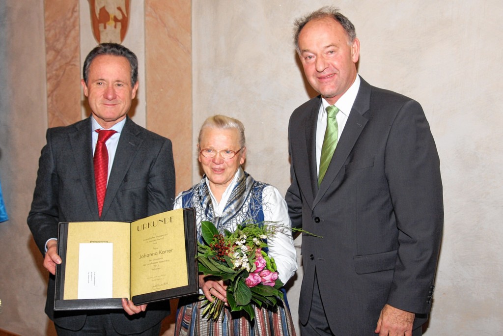 Die Preisträgerin Johanna Karrer wurde gemeinsam von Landrat Josef Neiderhell (links) und Flintsbachs Bürgermeister Wolfgang Berthaler ausgezeichnet.