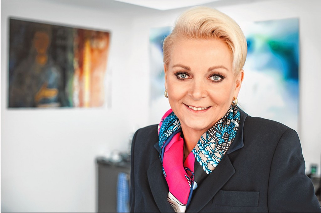 Gabriele Bauer, Oberbürgermeisterin von Rosenheim, hat gut lachen: Sie bekam 69,1 Prozent der Stimmen und bleibt damit unangefochten in ihrem Amt.
