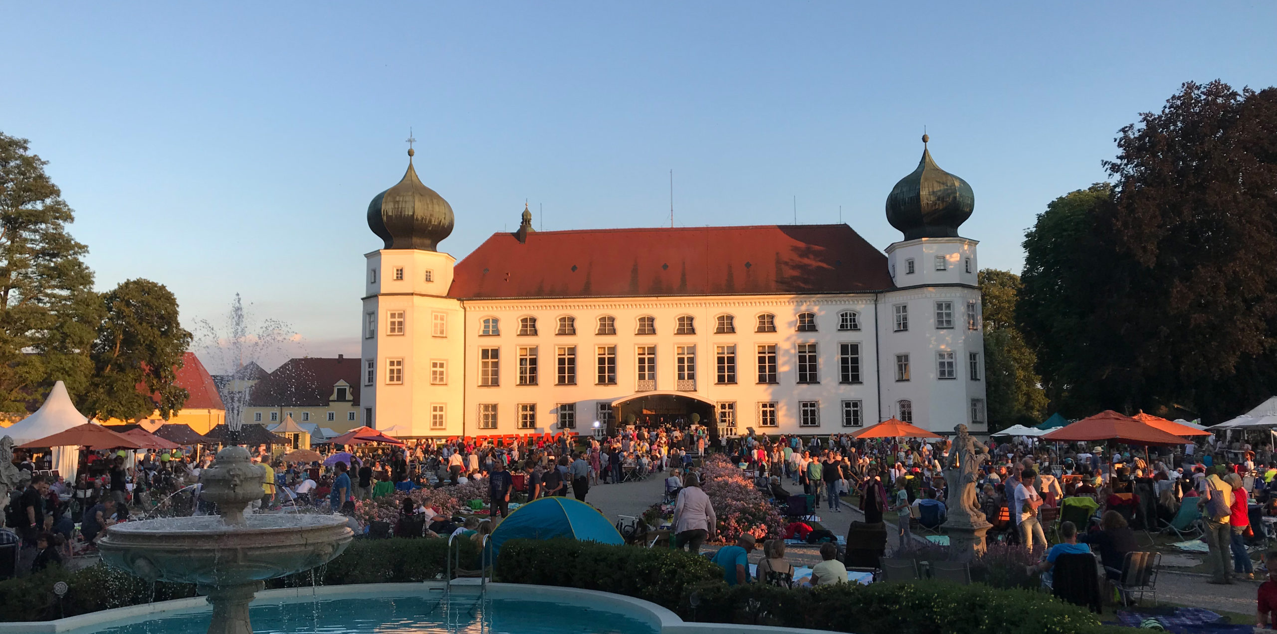 Das Schloss blüht auf