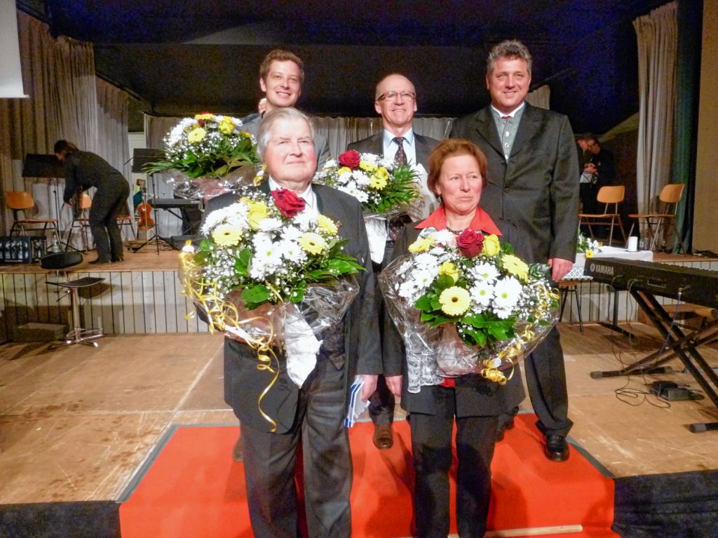 Vordere Reihe von links: Georg Wagenstaller, Annette Steinbauer; hintere Reihe von links: Leopold Betzl, Paul Hofmann, Bürgermeister Bernd Fessler. Foto: Greiner