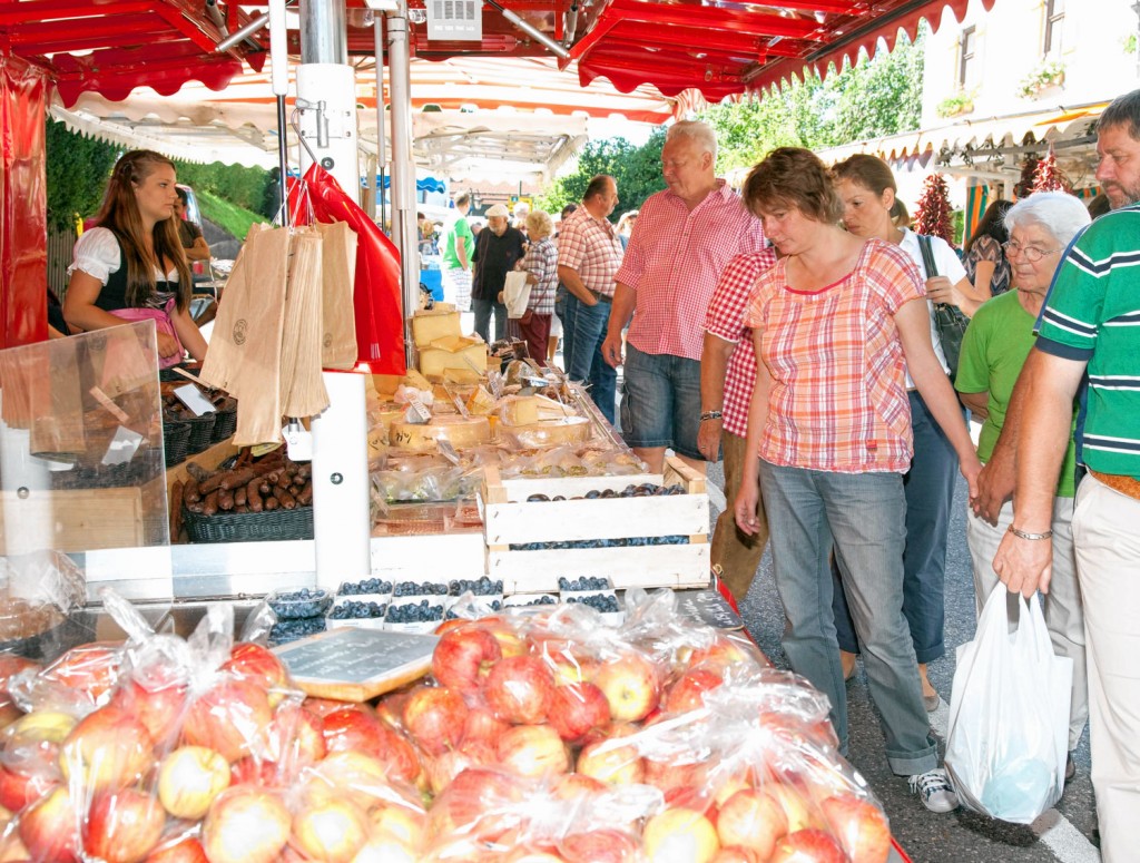 Köstliche Äpfel sind wohl das Obst der Saison und natürlich auch hier am Markt er- hältlich. Fotos: Berger