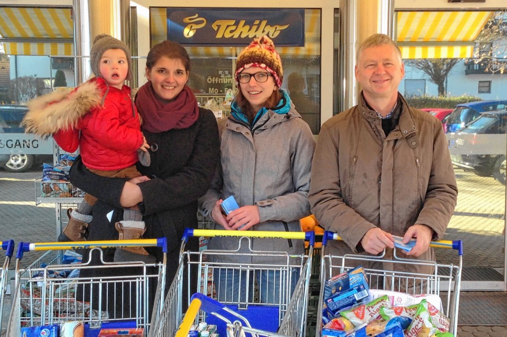 Auch im Edeka Haidholzen wurde fleißig gesammelt. Mit dabei (von links) Viktoria Multrus (mit Sohn Theo), Tina Treffer (Rotaract) und Peter Nickl (Rotary).