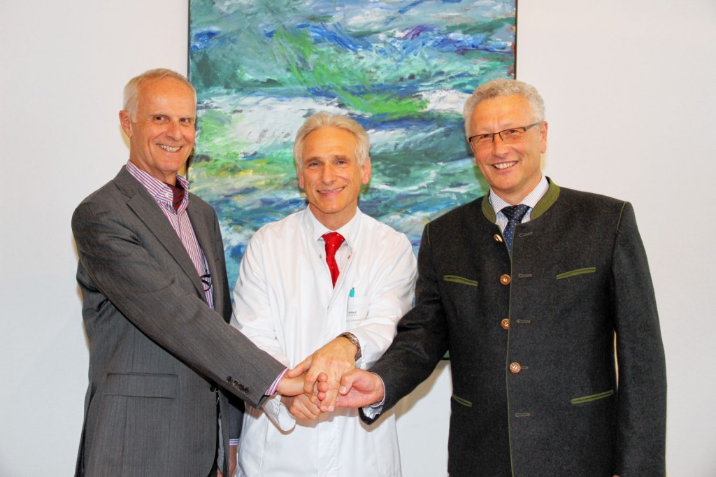 Hauptgeschäftsführer Günther Pfaffeneder (links), medizinischer Direktor Priv.-Doz. Dr. Christoph Knothe und Geschäftsführer Christian Mauritz (rechts).