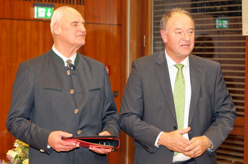 Preisträger Friedrich Gerlmaier (links) bei der Ehrung mit Landrat Wolfgang Berthaler.