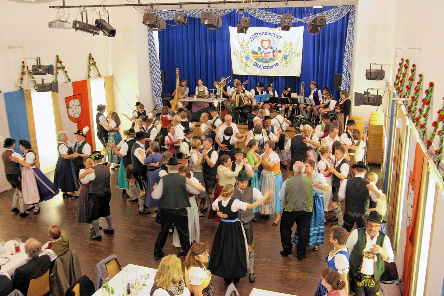 „Tanz in den Mai“ im Künstlerhof „Tanz in den Mai“ im Künstlerhof