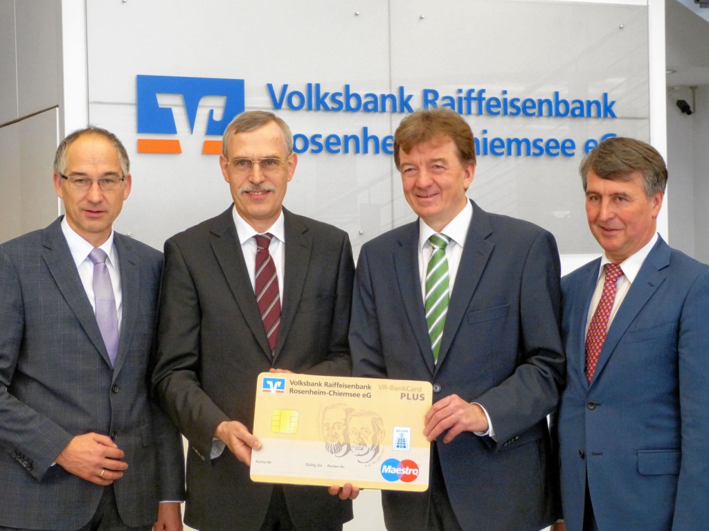 Der Vorstand der Volksbank Raiffeisenbank Rosenheim-Chiemsee eG freut sich mit der VR BankCard PLUS über goldene Zeiten für die Mitglieder (von links): Dr. Walter Müller, Konrad Irtel (Sprecher), Hubert Kamml (Sprecher) und Walter Geser.